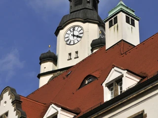Rathaus Döbeln / Kleine Galerie Historisches Rathaus Döbeln mit markantem Uhrturm vor blauem Himmel.
