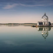 VINETA auf dem Störmthaler See im Abendlicht - Leipziger Neuseenland Die schwimmende Kirche VINETA inmitten des Störmthaler Sees im Leipzig Neuseenland spiegelt sich bei untergehender Sonne im Wasser, Leipzig Region, Ausflugsziel