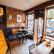 Subbotnik - Kneipen & Bars in Leipzig Blick in das Subbotnik, auf seine Tische, Inneneinrichtung und die Schaufenster sowie die angrenzende Straße von Innen, kneipe, bar, freizeit