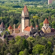 Südfriedhof Leipzig - Parks in Leipzig Drohnenaufnahme der Kapellanlage im Südfriedhof in Leipzig neben dem Völkerschlachtdenkmal, Parks in Leipzig