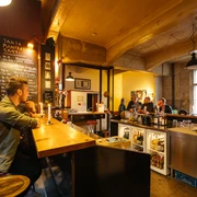Tante Manfred - Bars & Kneipen in Leipzig Foto eines Gastes am Tresen des Tante Manfred, kneipe, bar, veranstaltungen