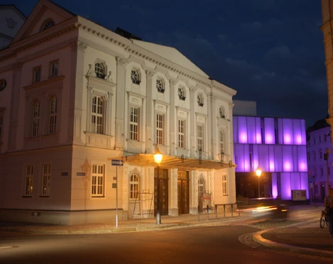 Theater Döbeln - Kultur in Leipzig und Region Fassade des Theaters Döbeln beleuchtet bei Nacht, Veranstaltungen, Kultur