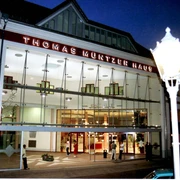 Thomas-Müntzer-Haus Oschatz - Kultur in der Leipzig Region Blick auf die Glasfassade mit Eingang zum Thomas-Müntzer-Haus in Oschatz am Abend, Kultur, Veranstaltungsort