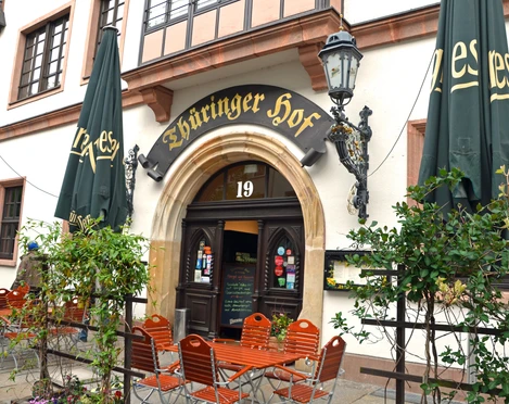 Thüringer Hof - Gastronomie in Leipzig Blick auf den Eingang zum Restaurant Thüringer Hof und den dazugehörigen Freisitz in der BurgstraßePohled na vstup do restaurace Thüringer Hof a její venkovní posezení na ulici BurgstraßeView of the entrance to the Thüringer Hof restaurant with its outdoor seating area on BurgstrasseVue sur l’entrée du restaurant Thüringer Hof et sa terrasse de la rue BurgstraßeWidok na wejście do restauracji Thüringer Hof i jej pomieszczenia zewnętrzne na świeżym powietrzu przy ul. Burgstraße