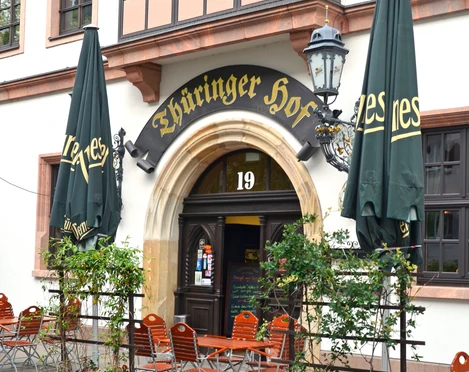 Thüringer Hof - Gastronomie in Leipzig Blick auf den Eingang zum Restaurant Thüringer Hof und den dazugehörigen Freisitz in der Burgstraße