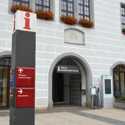 Torgau-Informations-Center im Rathaus  Das Bild zeigt den Eingang zum Torgau-Informations-Center im Erdgeschoss des Rathauses, direkt am Markt-