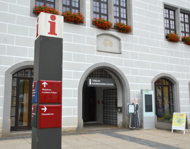 Torgau-Informations-Center im Rathaus  Das Bild zeigt den Eingang zum Torgau-Informations-Center im Erdgeschoss des Rathauses, direkt am Markt-