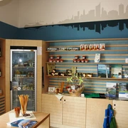 Tourist-Information Leipziger Neuseenland in Markkleeberg - Besucherberatung und Service Das Bild zeigt die mit regionalen Produkten und Souvenirs befüllten Regale in der Tourist-Information des Leipziger Neuseenland in Markkleeberg, die für Besucher zum Kauf bereitstehen, Leipzig Region