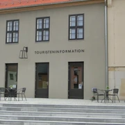 Tourist-Information Dommitzsch im Rathaus Das Herzstück der Stadtverwaltung Dommitzsch ist die Tourismusinformation. Hier erhalten Sie Auskünfte und Informationsmaterial über die Region und natürlich über die umliegenden Gemeinden.The tourist information centre is the heart of Dommitzsch town council. Here you can obtain information and information material about the region and, of course, the neighbouring communities.