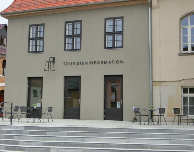 Tourist-Information Dommitzsch im Rathaus Das Herzstück der Stadtverwaltung Dommitzsch ist die Tourismusinformation. Hier erhalten Sie Auskünfte und Informationsmaterial über die Region und natürlich über die umliegenden Gemeinden.The tourist information centre is the heart of Dommitzsch town council. Here you can obtain information and information material about the region and, of course, the neighbouring communities.