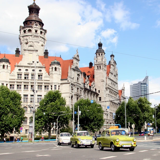 Trabi erleben vor dem Neuen Rathaus - Erlebnisse und Touren in Leipzig