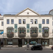 UNIKATUM Kindermuseum mit Museumscafé Goetz - Museen in Leipzig Außenansicht des Unikatum Kindermuseum, in den Fenstern klebt u.a. in Großbuchstaben "UNIKATUM", an der Fassade hängen große Plakate und eine bunte Girlande, Familie, Kultureinrichtung, Freizeiteinrichtung
