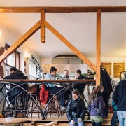 Vleischerei - Gastronomie in Leipzig Blick in das gut gefüllte Lokal und die zahlreichen Gäste an den Tischen und auf der Galerie, die auf veganes Fastfood warten, gastronomie, imbiss, freisitz