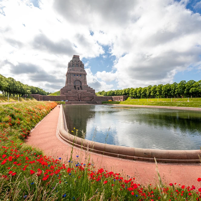 Völkerschlachtdenkmal mit See der Tränen - Sehenswürdigkeiten in Leipzig