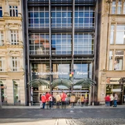 Zeitgeschichtliches Forum Leipzig - Museen in Leipzig Blick auf den Eingang zum Zeitgeschichtlichen Forum in Leipzig in dem sich sich ein Museum dauerhaften mit wechselnden Ausstellungen befindet, Bildung, Kultureinrichtung