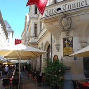 Gasthaus Zills Tunnel - Gastronomie in Leipzig Blick auf den Eingang zum Gasthaus Zills Tunnel und den dazugehörigen Freisitz, Gastronomie in Leipzig, Restaurant, freizeit, freisitz, kulinarik