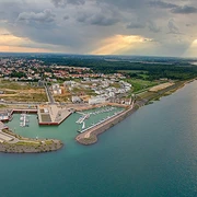 Blick auf den Hafen am Zwenkauer See Panoramaaufnahme des Hafens am Zwenkauer See und angrenzendem Grün.