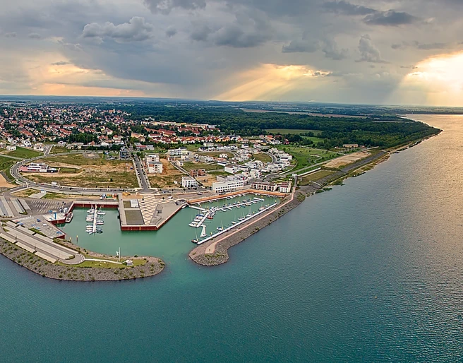 Blick auf den Hafen am Zwenkauer See Panoramaaufnahme des Hafens am Zwenkauer See und angrenzendem Grün.
