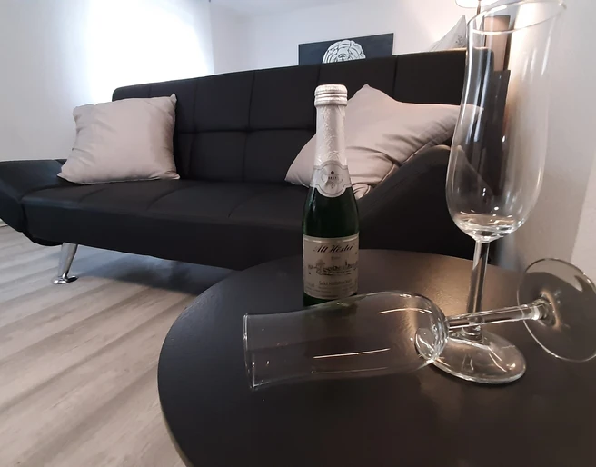 Sitzecke.jpg Sofa mit Beistelltischchen und SektgläsernSofa with side table and champagne glasses