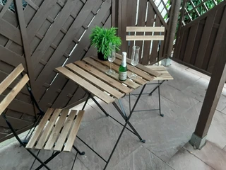 Außensitzgelegenheit.jpg Bistrotisch mit zwei Stühlen auf TerrasseBistro table with two chairs on terrace