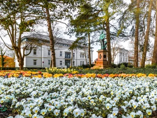 Denkmal Prinz Adalbert vor dem Zwölfmännerhaus