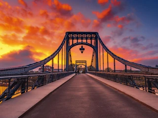 Blick auf die Kaiser-Wilhelm-Brücke mit historischen Lampen