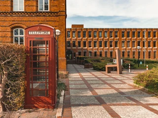 Britische Telefonzelle vor dem Amtsgericht Wilhelmshaven