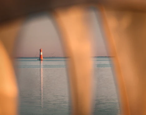 Blick auf den Leuchtturm Arngast vom Südstrand