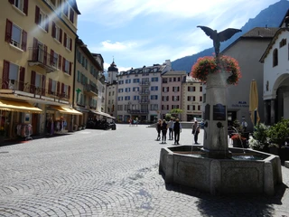 Chavezbrunnen.JPG Aufnahme des Chavezbrunnen mit Sebastianskapelle rechtsPhoto of the Chavez fountain with St. Sebastian's Chapel on the rightPhoto de la fontaine Chavez avec la chapelle Saint-Sébastien à droite