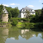 Schloss Hardenberg in Velbert-Neviges Schloss Hardenberg in Velbert-Neviges thront majestätisch am Ufer eines malerischen Teiches.