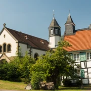 Abtskücher Kapelle St. Jakobus und Hof in Heiligenhaus Abtskücher Kapelle St. Jakobus in Heiligenhaus, umgeben von Grün, mit historischem Fachwerkhaus.