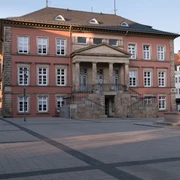 Rathaus Detmold Ein beeindruckendes Rathaus mit klassizistischer Architektur und markanten Säulen in Detmold.