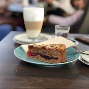 Kuchen Ein köstliches Stück Obstkuchen mit einer knusprigen Kruste liegt auf einem grünen Teller.
