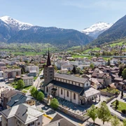 kirche glis.jpg Aussenansicht Pfarrkirche GlisExterior view of Glis parish churchVue extérieure de l'église paroissiale de Glis