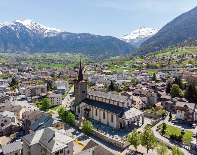 kirche glis.jpg Aussenansicht Pfarrkirche GlisExterior view of Glis parish churchVue extérieure de l'église paroissiale de Glis