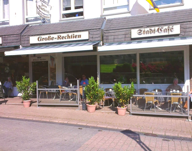 Große-Rechtien_Bad Iburg_Teutoburger Wald Tourismus_Bohlken.jpg Straßencafé mit Terrasse, Blumenschmuck und Gästen, die unter Markisen gemütlich speisen und verweilen.