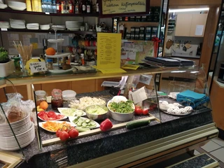 Stadtcafe_Grosse-Rechtien_Mittagstisch_Teutoburger Wald Tourismus_Bohlken_2000.jpg Frische Zutaten wie Paprika und Salate auf einer Theke in einem Café, bereit für den Mittagstisch.