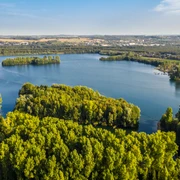 Elbsee bei Hilden Luftaufnahme des Elbsees bei Hilden, umgeben von dichten Wäldern und weitläufigen Wasserflächen.