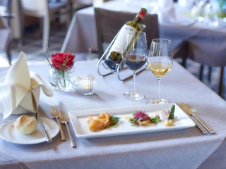 Gerbi-restaurant.jpg Blick auf gedeckten Tisch im RestaurantView of the set table in the restaurantVue sur une table dressée au restaurant