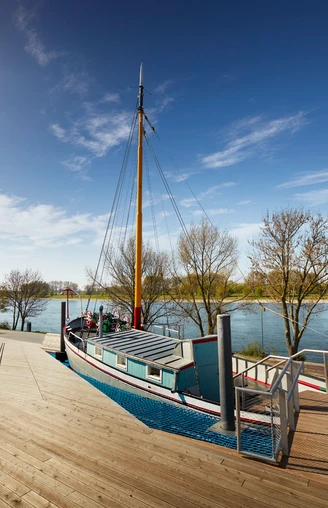 Aalfischerei-Museum mit Aalschokker "Fiat Voluntas" bei Monheim am Rhein Aalschokker "Fiat Voluntas" liegt am Ufer des Rheins beim Aalfischerei-Museum in Monheim.