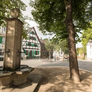 Monheimer Altstadt Historischer Marktplatz in der Monheimer Altstadt mit Fachwerkhäusern und einem steinernen Brunnen.