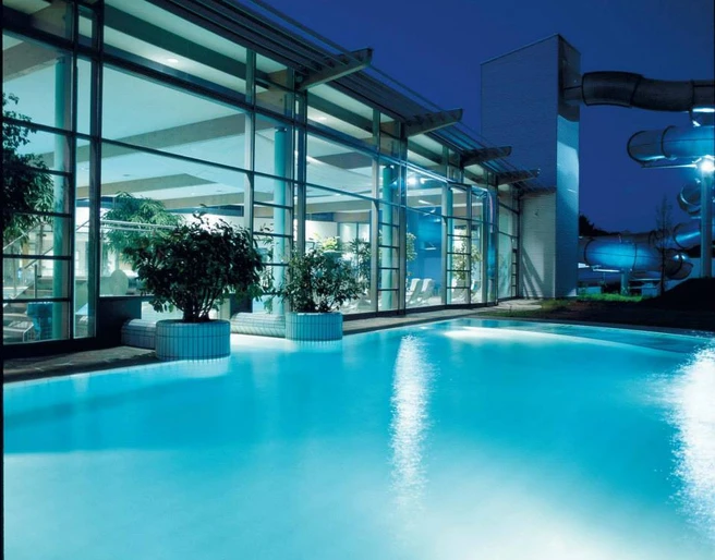 Freizeitbad Arobella Außenbecken abends