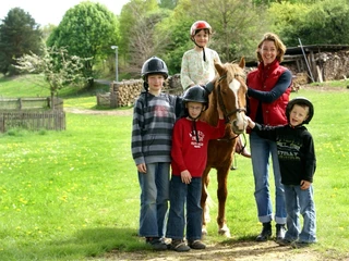 Gruppe mit Pony