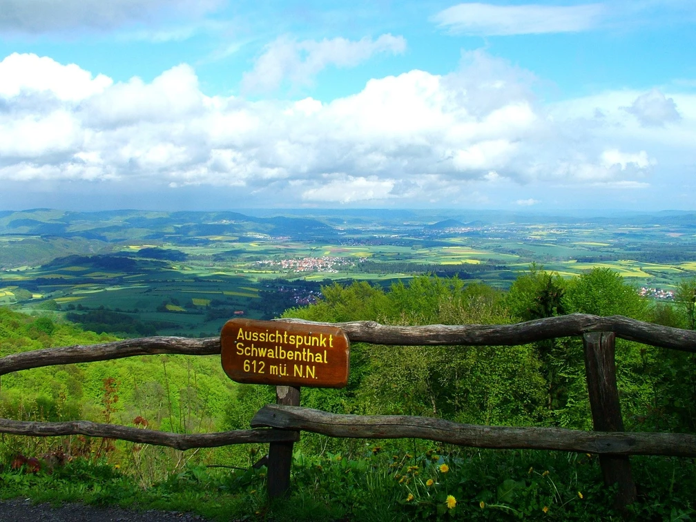 Blick vom Aussichtspunkt Schwalbenthal auf dem Hohen Meißner auf das Werratal bei Eschwege