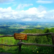 Blick vom Aussichtspunkt Schwalbenthal auf dem Hohen Meißner auf das Werratal bei Eschwege
