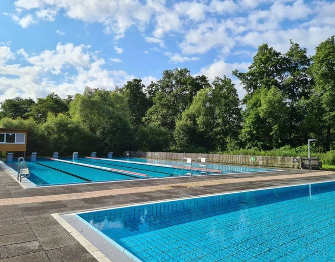 Schwimmer- und Nichtschwimmerbecken