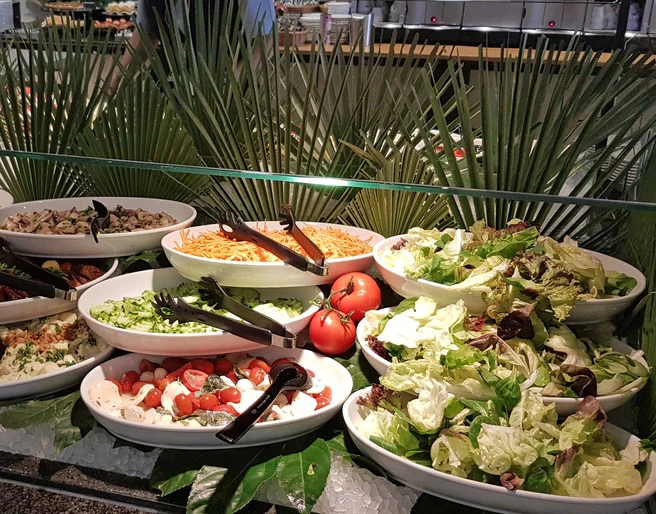 coop-restaurant-interlaken-ost-salate-obst-auswahl.jpg