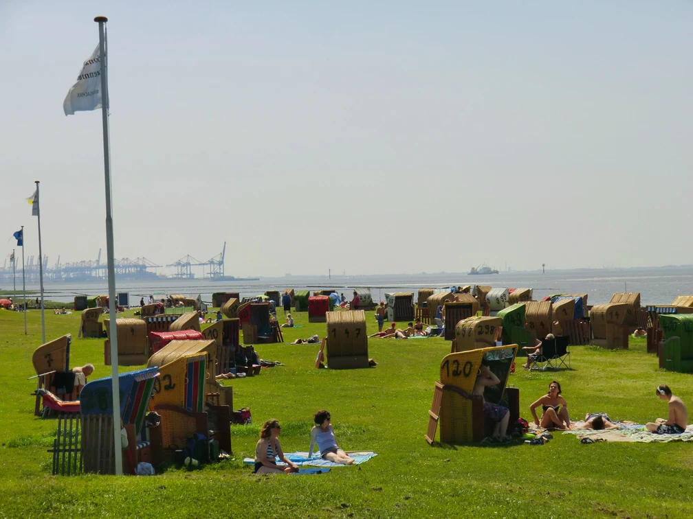 Strandkörbe_Containerhafen_Strand_Wremen-min.JPG