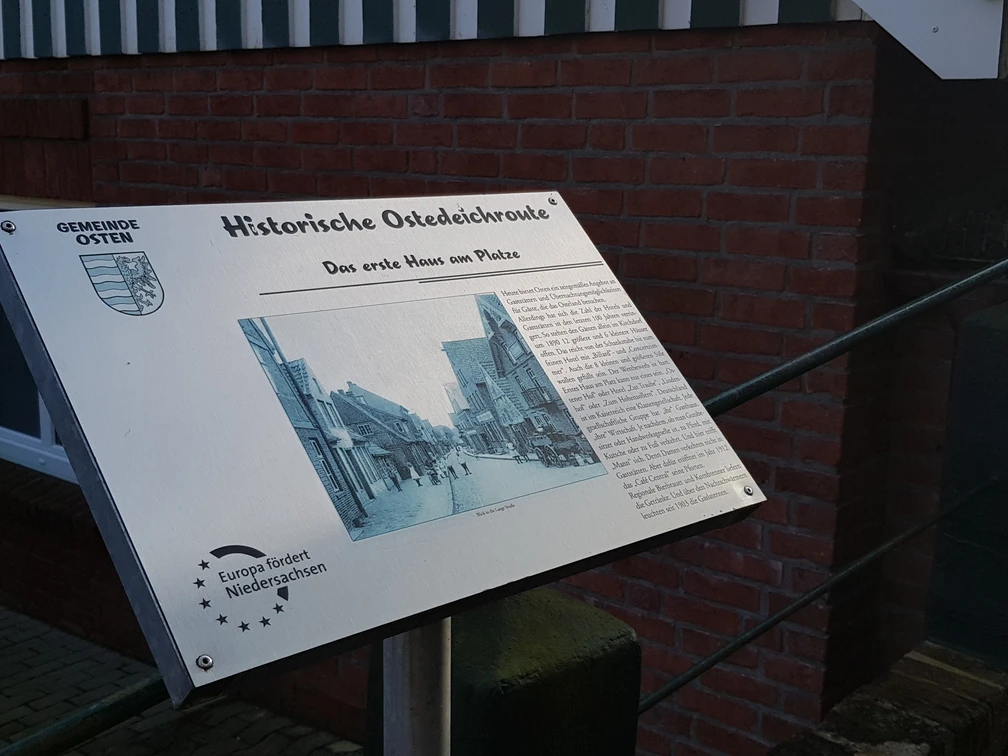 Historische_OsteDeichroute_Das_erste_Haus_am_PlatzeOsten_BR_SG_Hemmoor.jpg