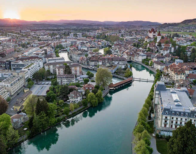 thun-sommer-aare-stadt-luftaufnahme.jpg